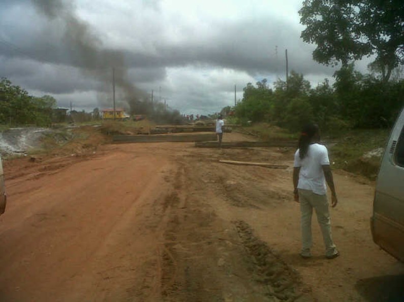 Ituni Residents Block Roads