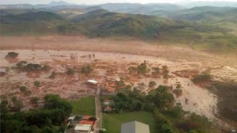 Brazil dam burst engulfs homes in Minas Gerais