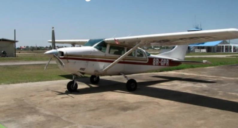 Pilot escapes with few injuries as small plane crashes at Eteringbang