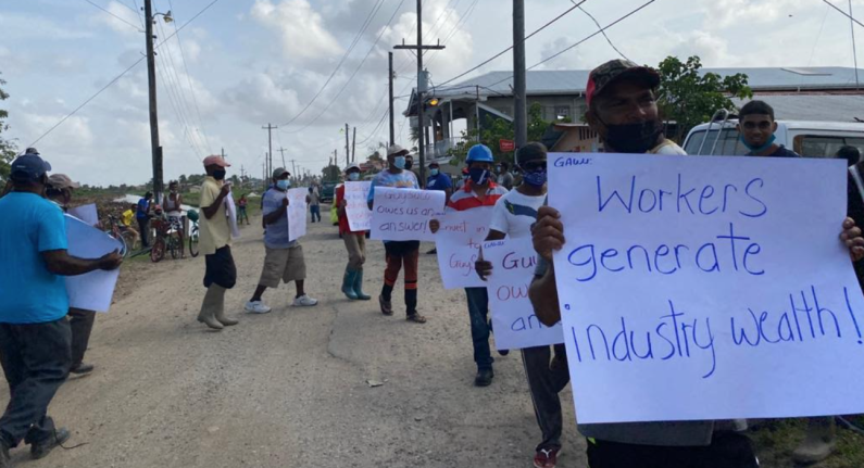 Uitvlugt sugar workers restart protests for better salaries and wages