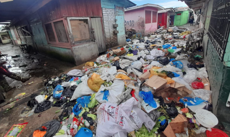 Bourda market vendors abandon stalls over garbage pile up; Nearby businesses being blamed