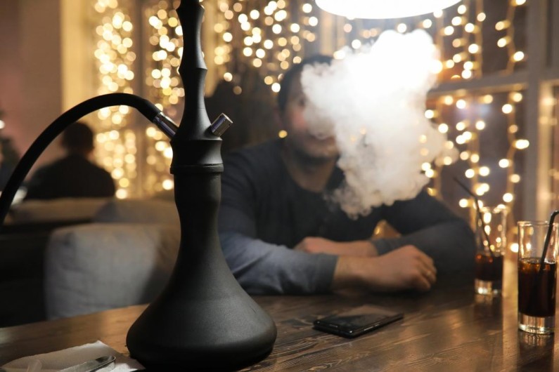 Health Minister warns of the dangers of smoking hookahs and vaping