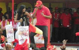 bharrat-jagdeo-dancing-with-chutney-singer