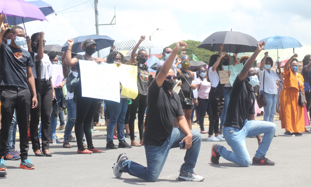 Hundreds in show solidarity with family over Cotton Tree