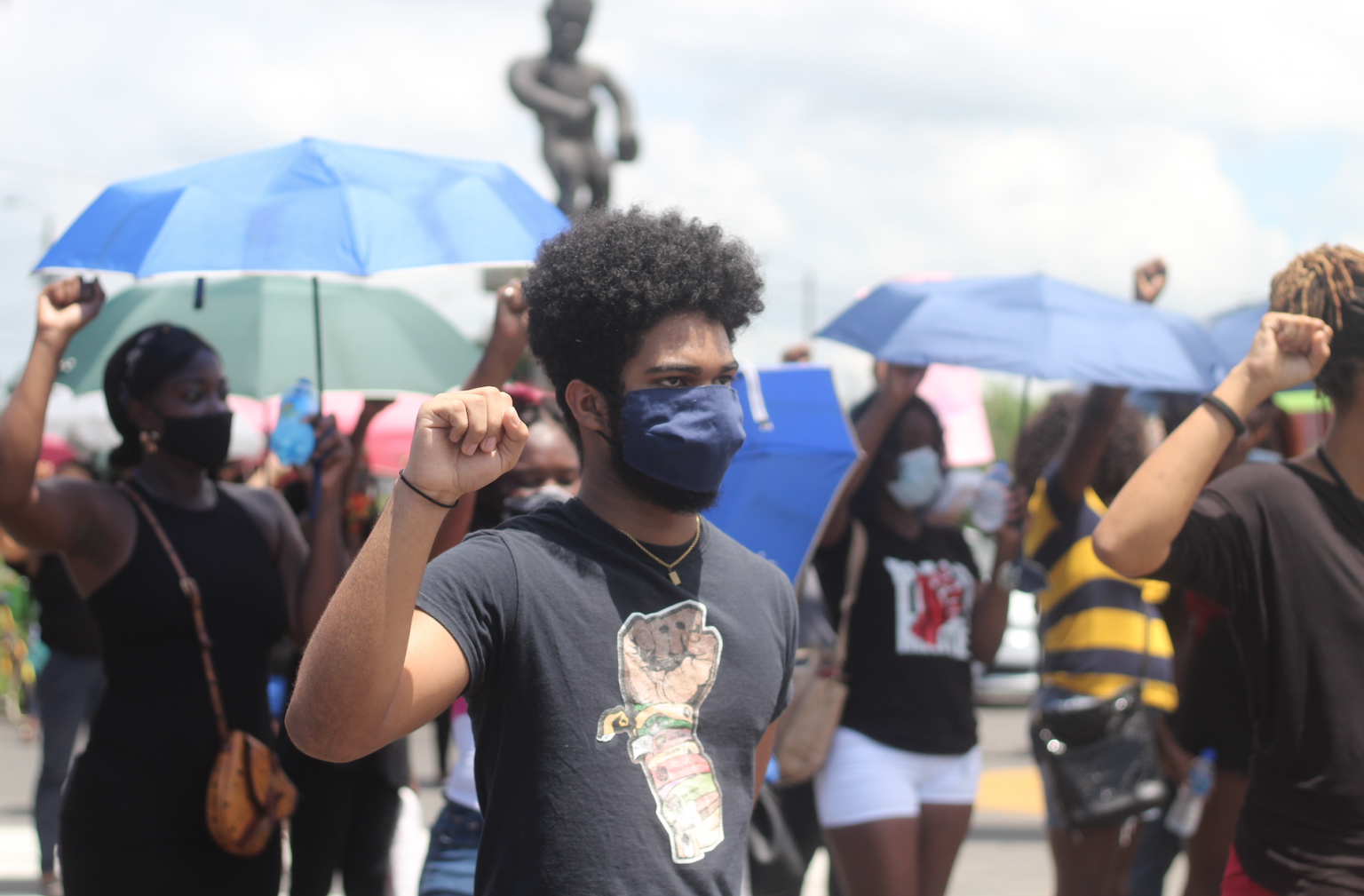 Hundreds in show solidarity with family over Cotton Tree