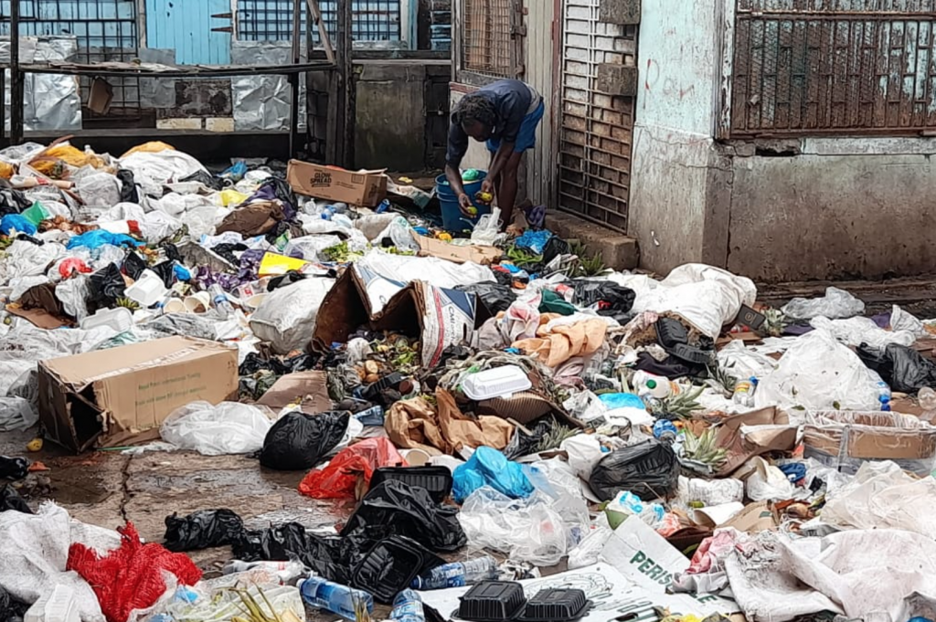 Bourda market vendors abandon stalls over garbage pile up; Nearby ...