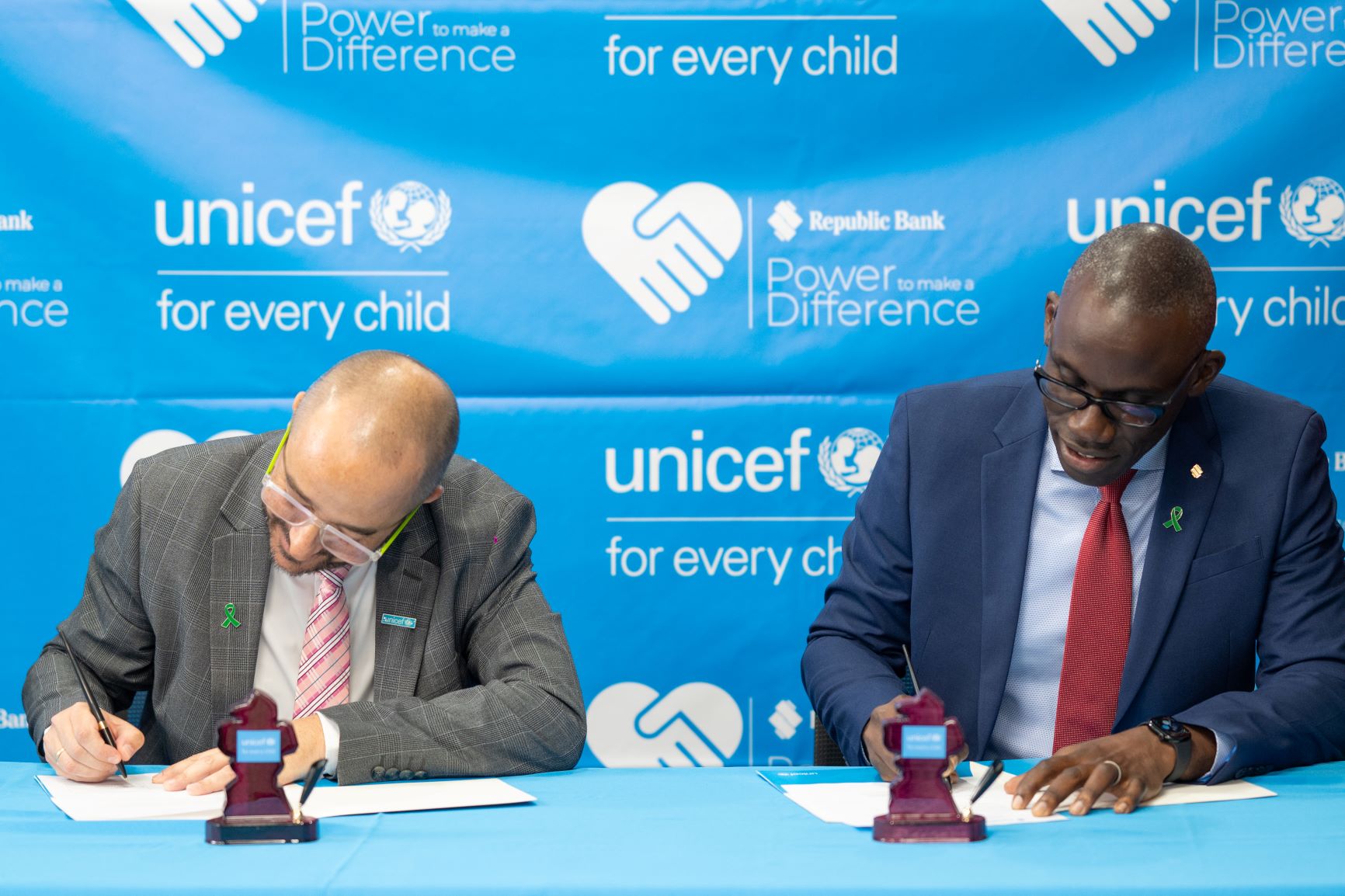 Signing of Agreement – Dr. Boyce and Mr. Cordoba 1